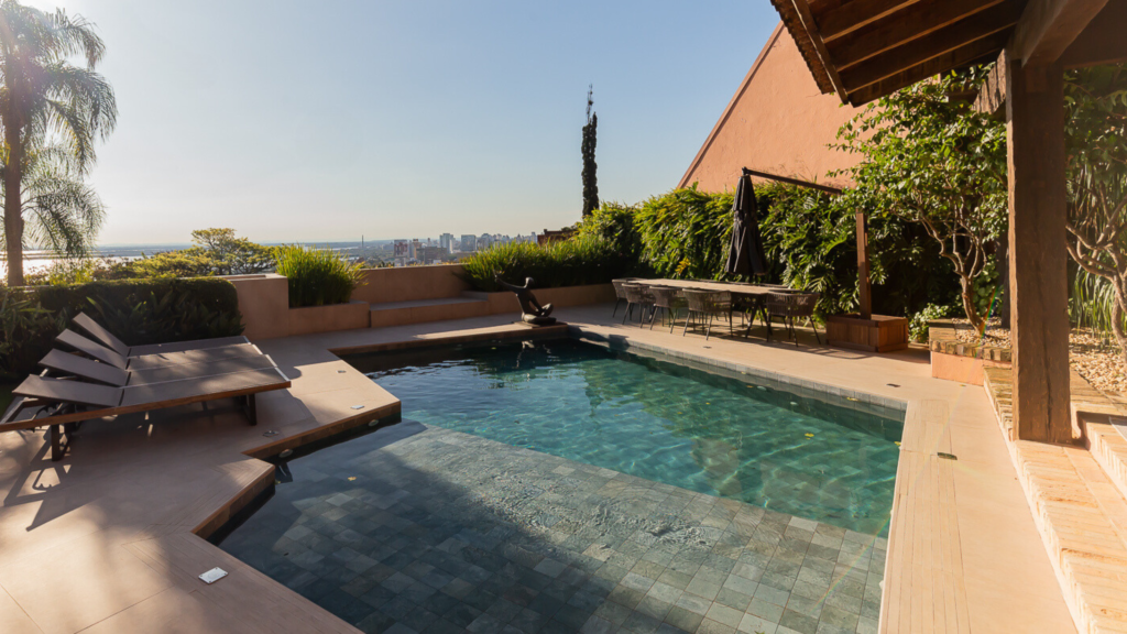 Foto de uma piscina com vista para o Guaíba, em um imóvel de alto padrão